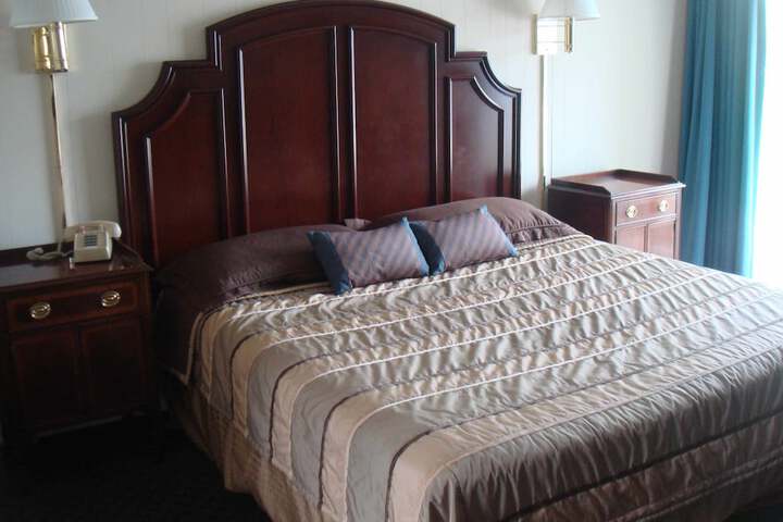 1 King Bed (4 of 5)