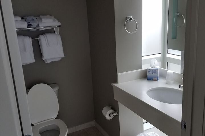 Room 122 of 190
