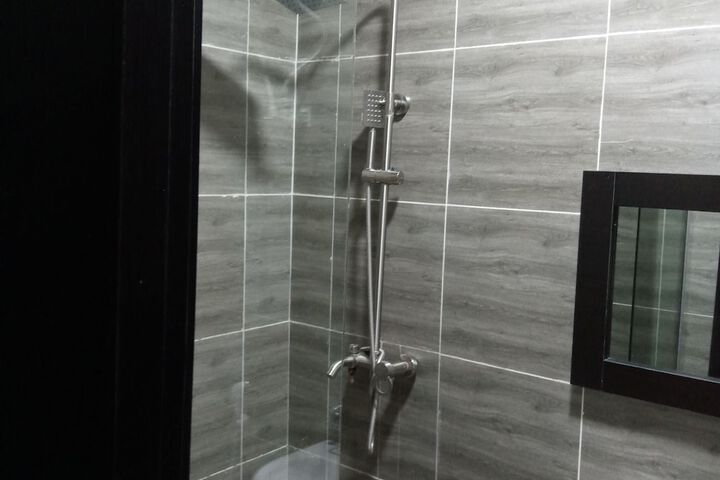 Room 5 of 8