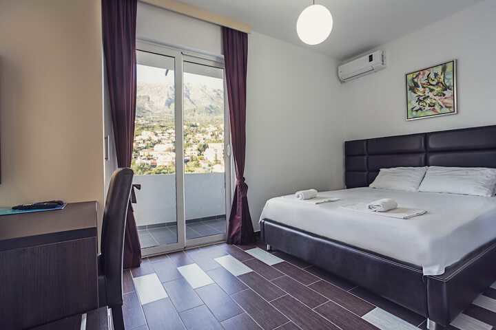 Room 3 of 62