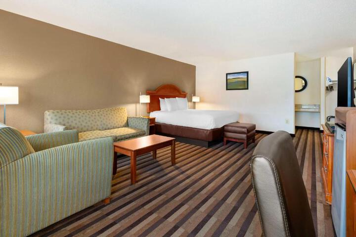 1 King Bed (3 of 13)