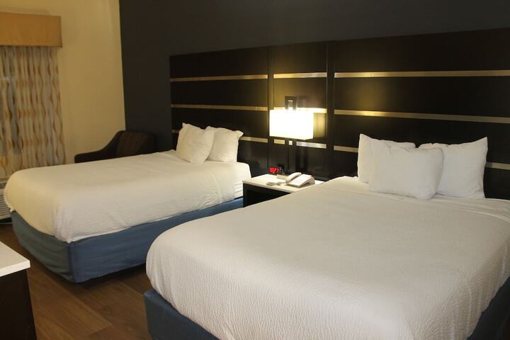 2 Queen Beds (1 of 4)
