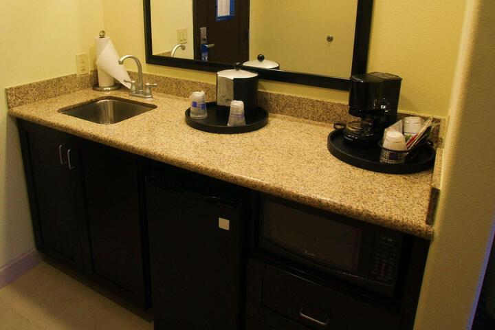 1 King Mobility Hearing Accessible with Tub (7 of 32)