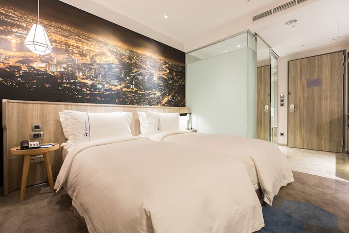 Room 32 of 65