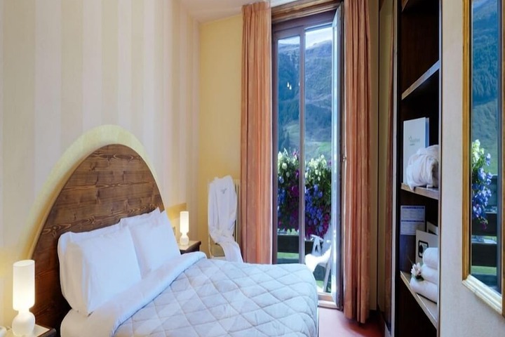 Room 6 of 24