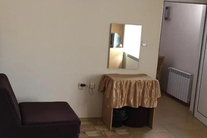 Room 6 of 12