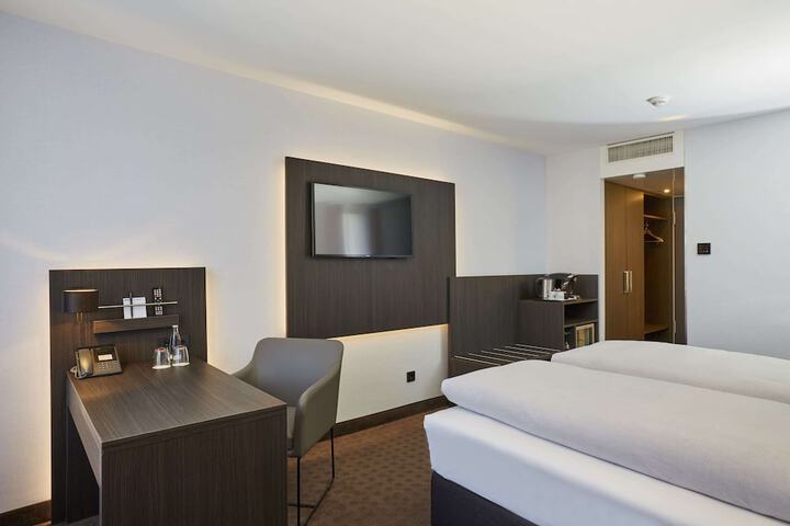 Room 8 of 30