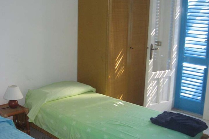 Room 2 of 87