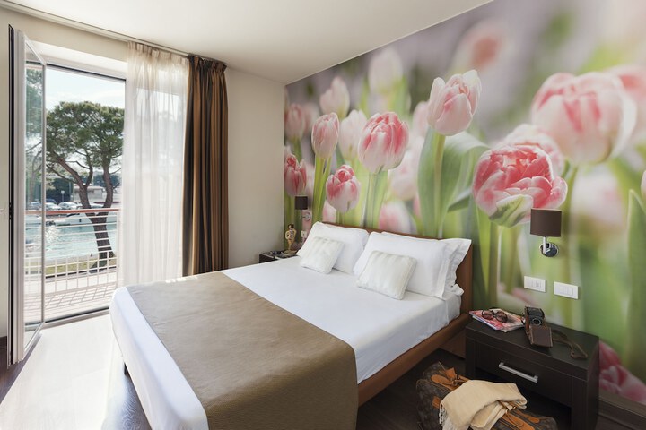 Room 8 of 34