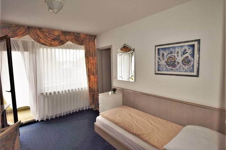 Room 9 of 34
