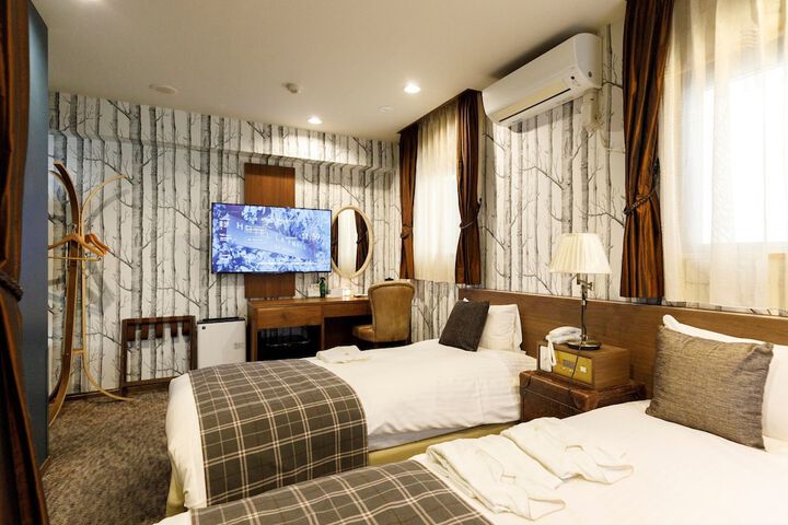 Room 27 of 43