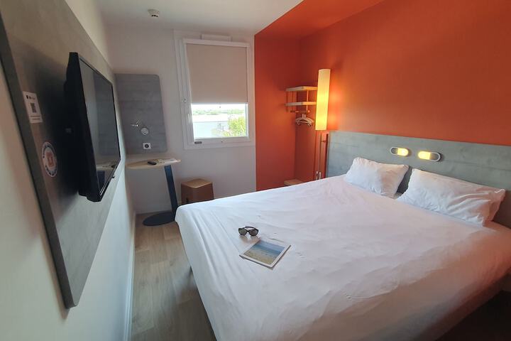 Room 10 of 42