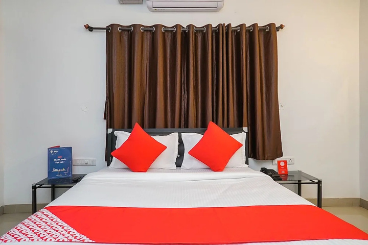 Room 4 of 8