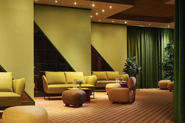 Lounge 22 of 33