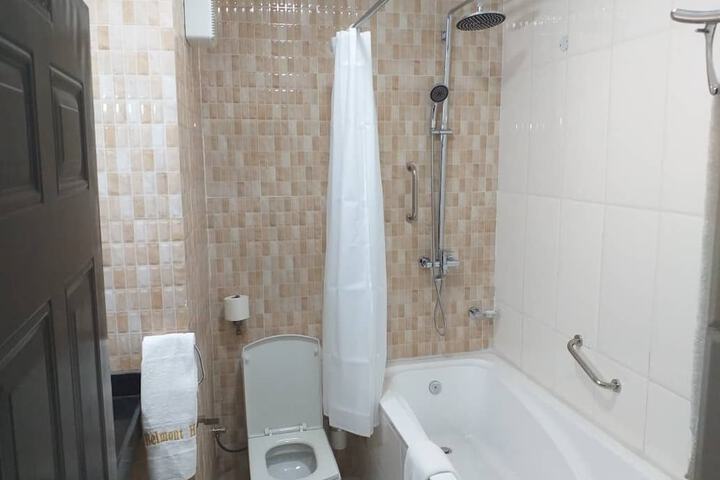 Room 10 of 28