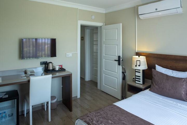 Room 5 of 32