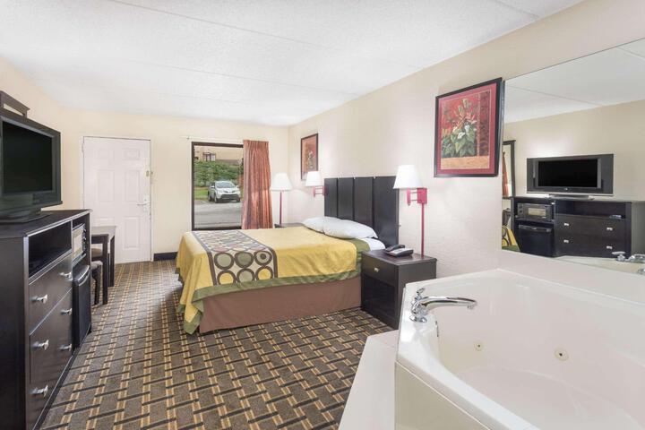 1 Queen Bed (4 of 5)