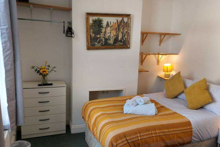 Room 4 of 28