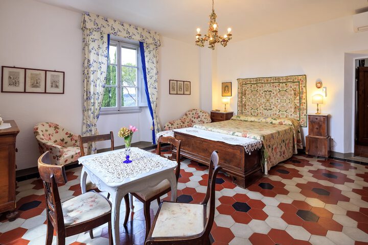 Room 4 of 32