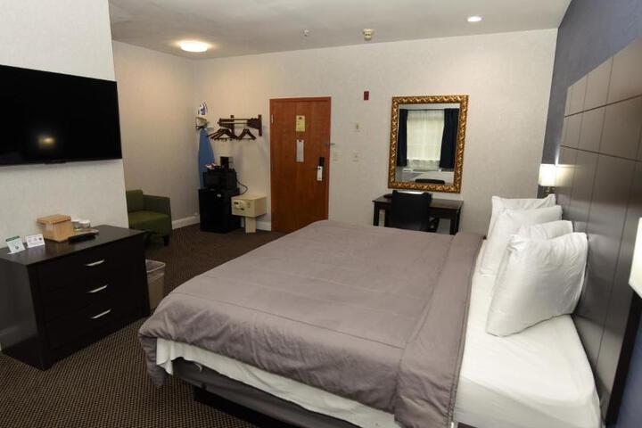 1 King Bed (29 of 33)