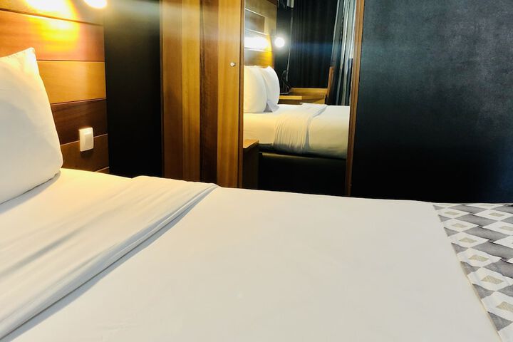 Room 32 of 77
