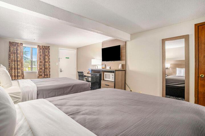 2 Queen Beds (4 of 10)