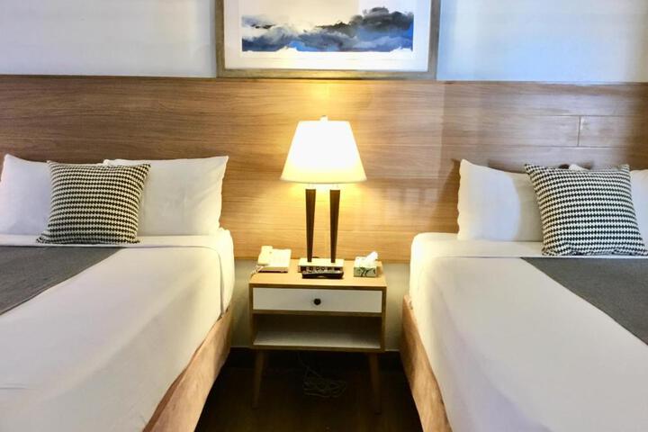 1 Queen Bed (11 of 11)