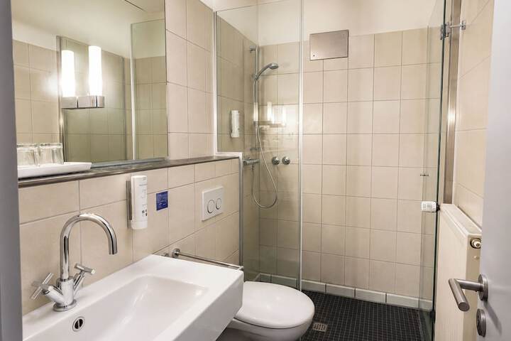 Room 6 of 18