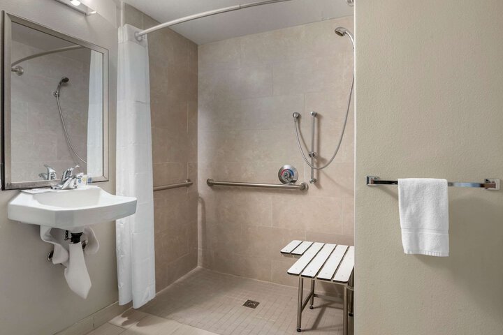 2 Double Beds Accessible (6 of 7)