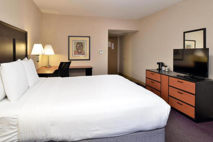 1 King Bed (4 of 6)