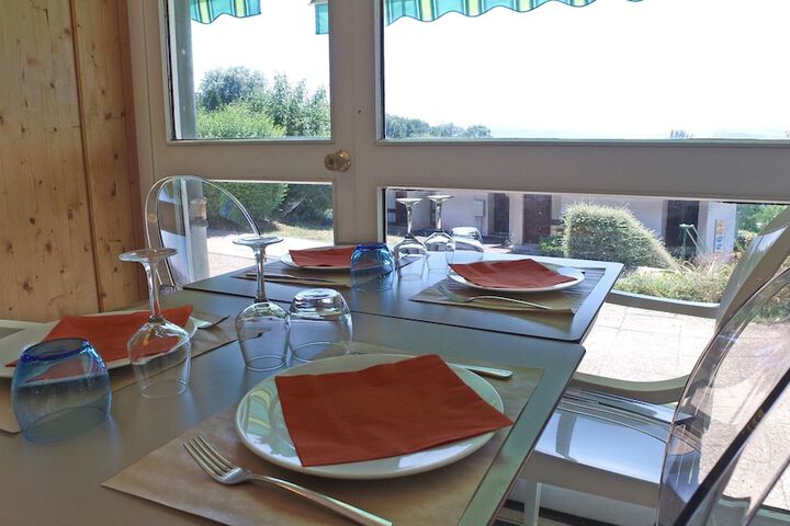 Dining 40 of 48