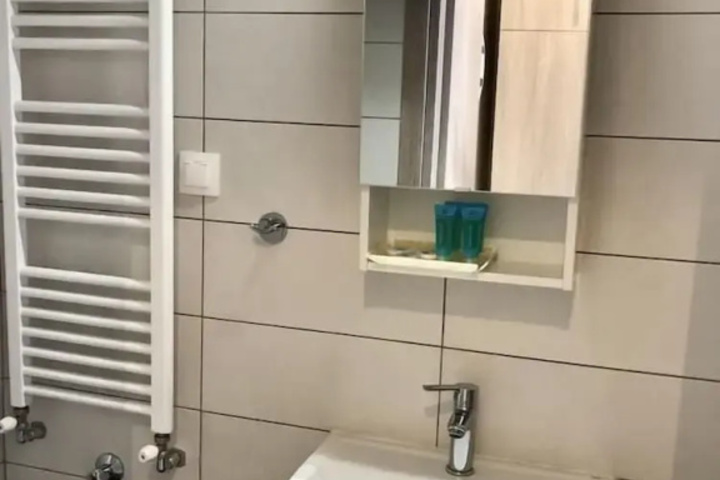 Room 9 of 12