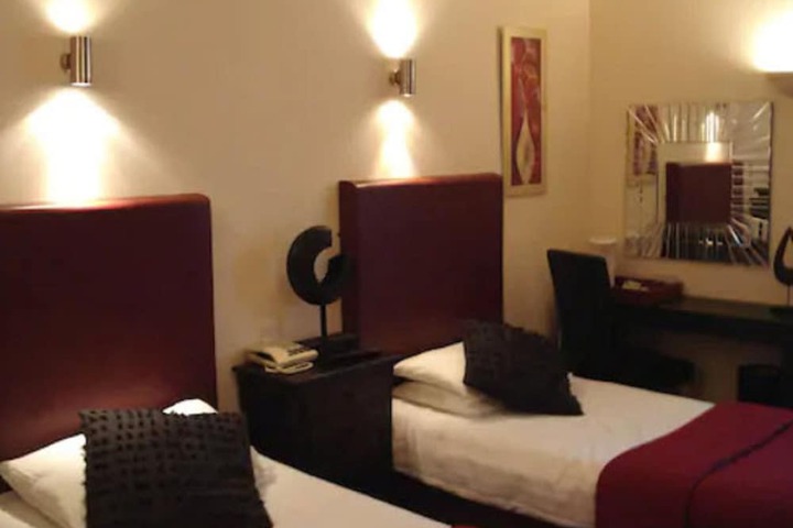 Room 6 of 30