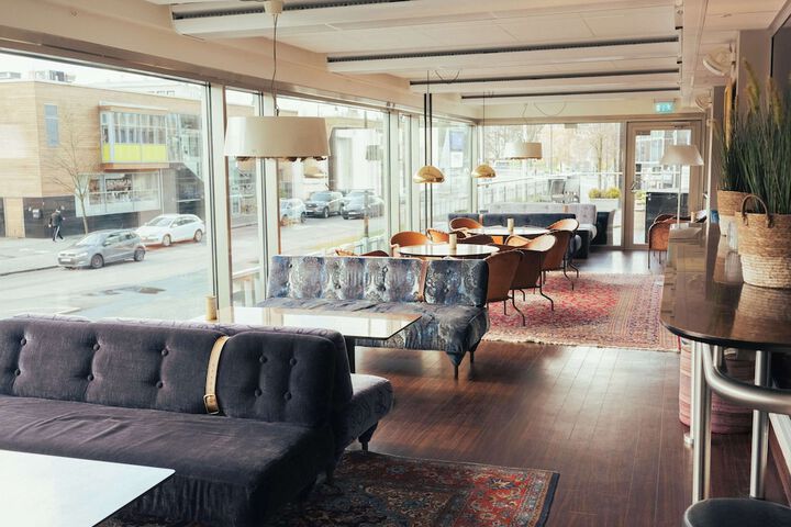 Lounge 83 of 95