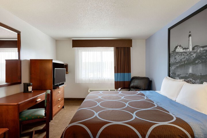 1 King Bed (1 of 14)