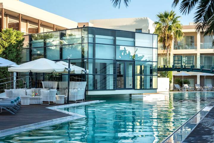 Hotel Pool