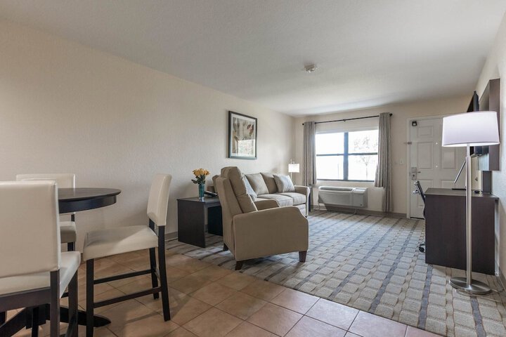 1 King Bed Mobility Hearing Impaired Accessible Room Roll in Shower (22 of 24)