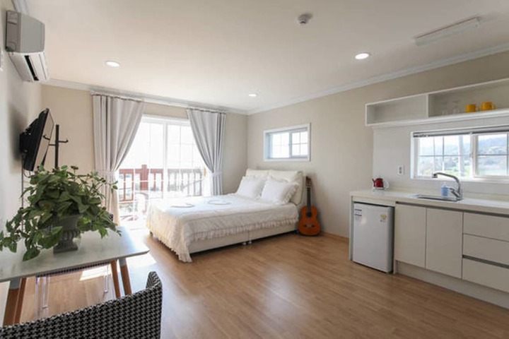 Room 3 of 73