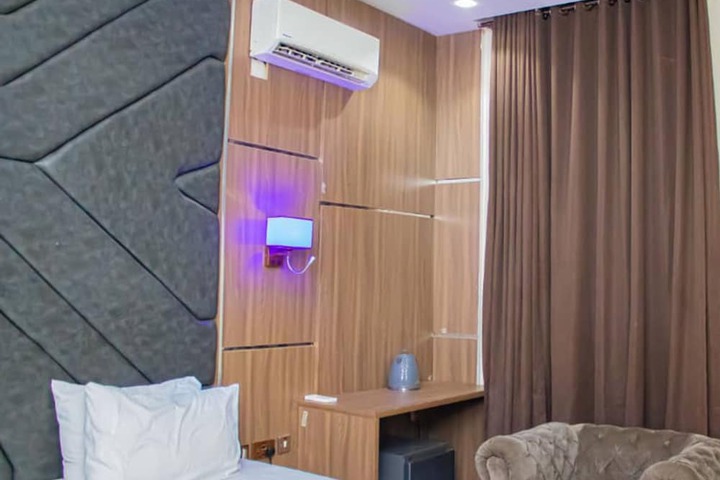 Room 4 of 18