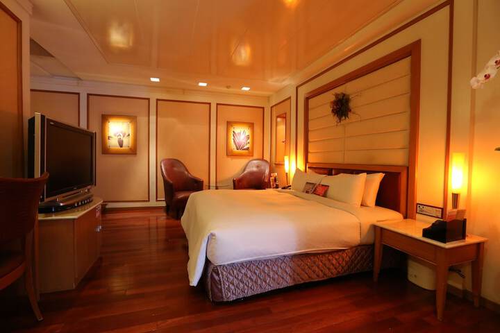 Room 4 of 8