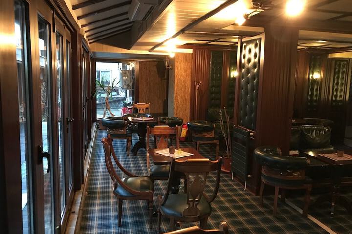 Lounge 15 of 22
