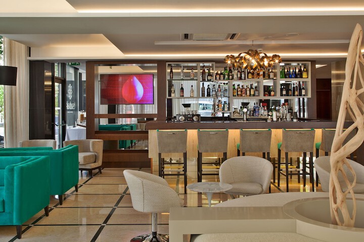 Lounge 37 of 40