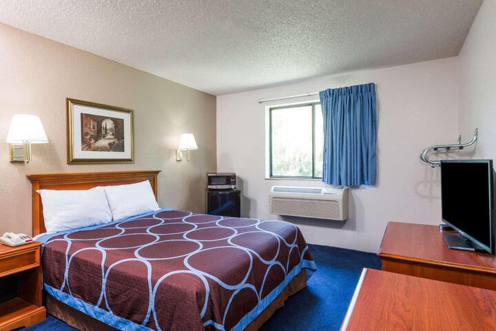 1 Queen Bed (8 of 16)
