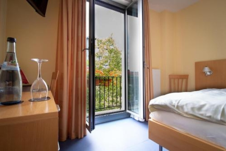 Room 4 of 16