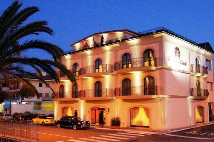 Hotel 10 of 11