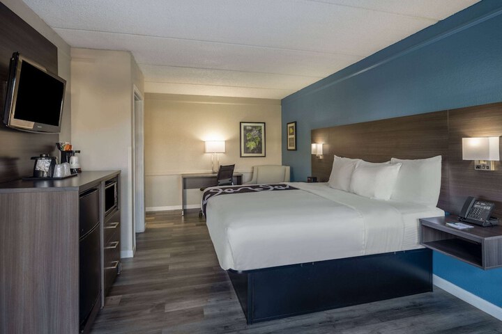 1 King Bed (2 of 19)