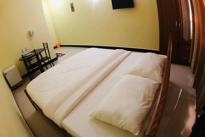 Room 6 of 12