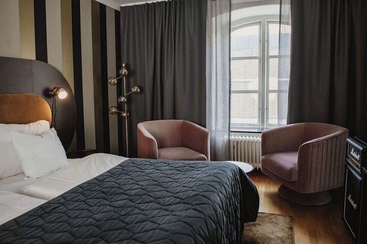 Room 25 of 100