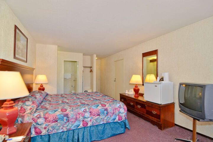 1 Queen Bed (5 of 7)