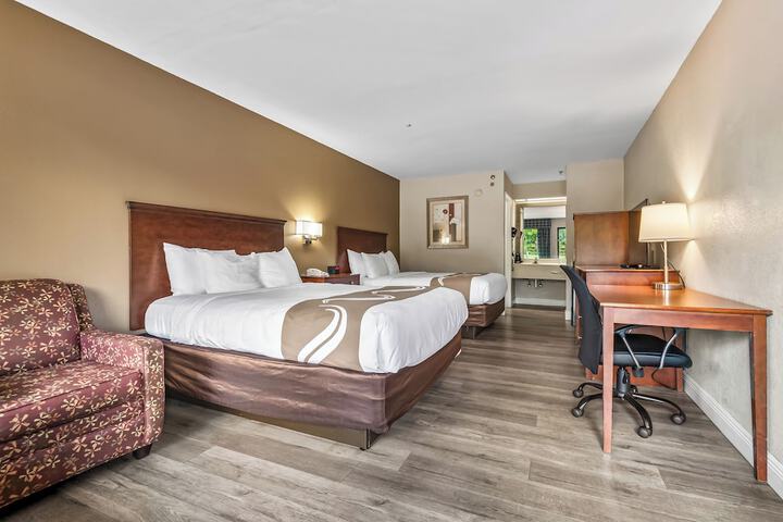 2 Queen Beds (11 of 15)